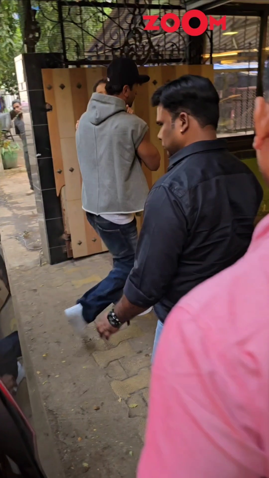Ranbir Kapoor spotted in the city ADORABLY holding baby Raha ?❤️ #ranbirkapoor #rahakapoor