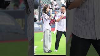 엔믹스(NMIXX) 해원, 건강한 복근 드러내며 선수처럼 힘찬 시구