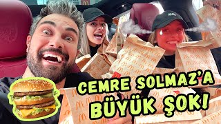 ÖNDEKİ ARABA MCDONALD'S'TA NE YİYECEĞİMİZİ SEÇTİ! w/ @CemreSolmaz @merveyalcinofficial