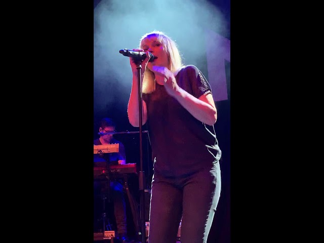 Anna Loos live in Hannover 21-03-19 auf YouTube ansehen