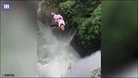 Đứng tim” nhảy xuống thác nước cao 30m nằm giữa rừng nhiệt đới