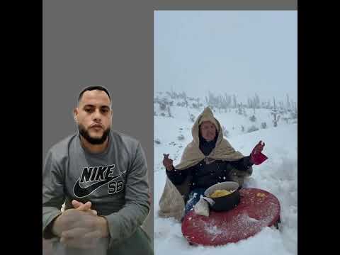 هذا الشخص من اقليم ميدلت يقدم محتوى بسيطا وراقيا رفقة معزته خربوشة والدجاج محتوى نظيف بعيد