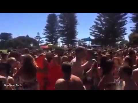 These are REAL beach bums: Almost 800 Aussies strip off and dive in to