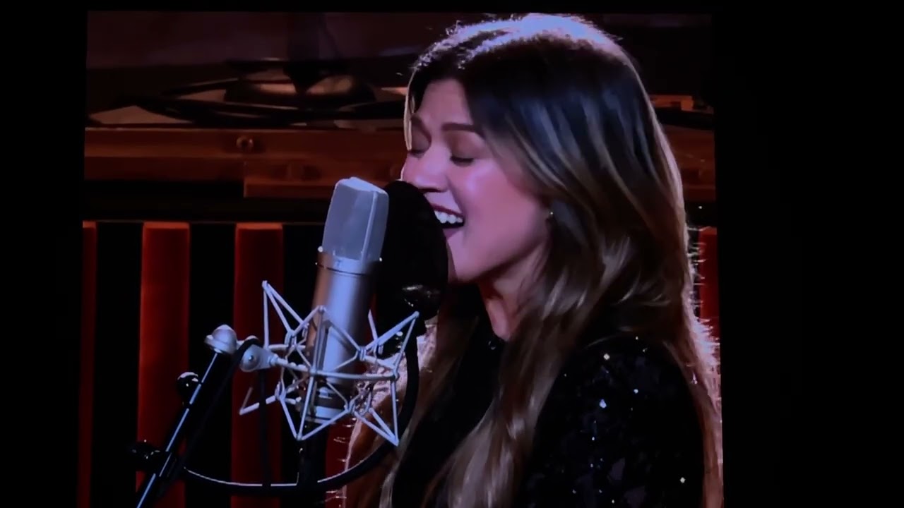 Kelly Clarkson Covering Walking After Midnight by Patsy Cline