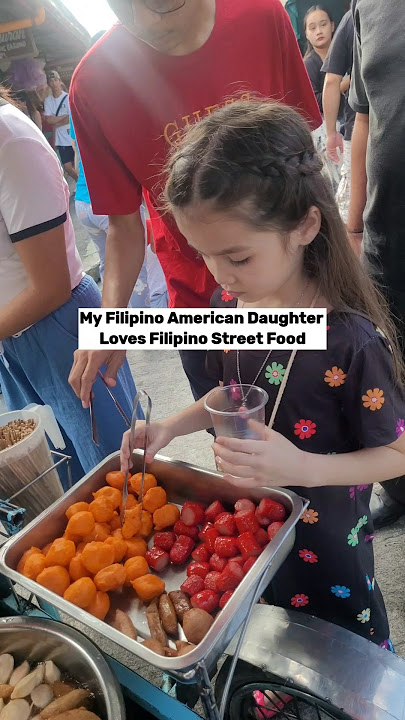 Mia suka makan makanan jalanan Filipina.