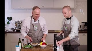 Parodi Jonas Sjöstedt stökar runt i Matgeeks kök