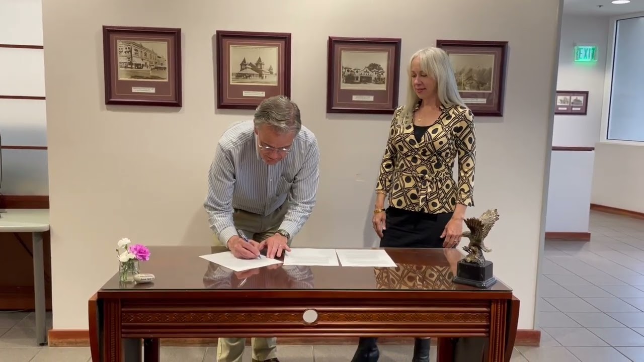 Mayors Moreno and Martin signing broadband agreement