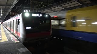 千葉みなと駅で特急わかしおの通過待ち をする京葉線E233系5000番台