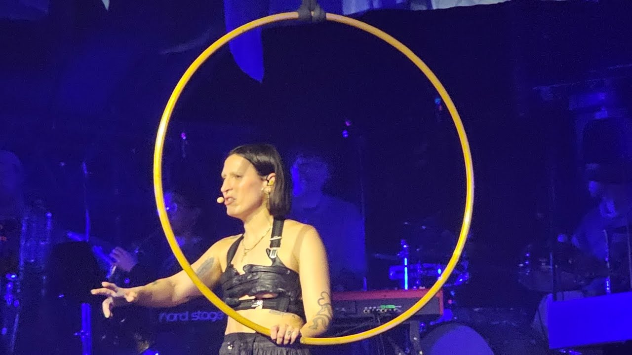 MINE LIVE IN MÜNCHEN  - Baum