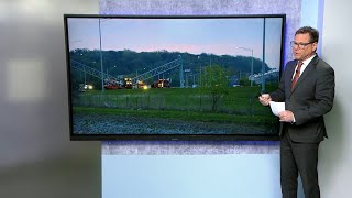 Sign collapse closes I-64 at 255 in St. Clair County