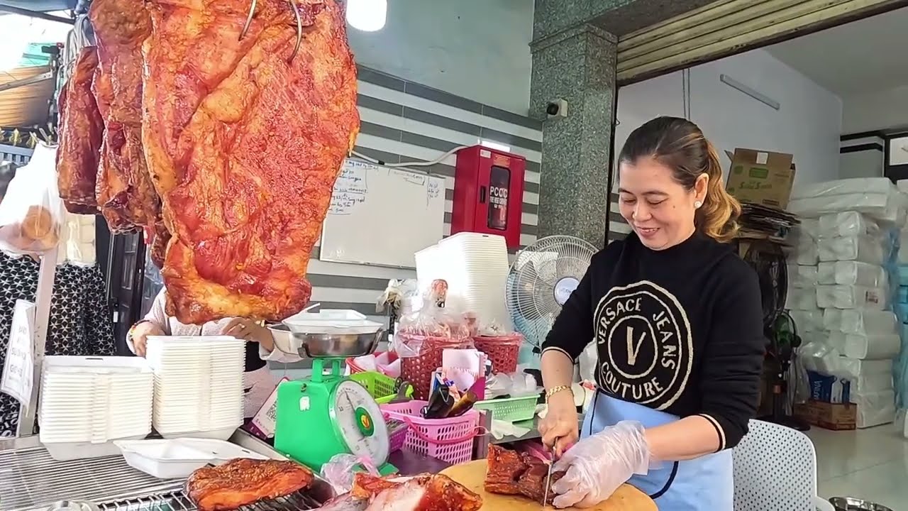 ♻️Cận cảnh miếng heo quay da giòn rụm ngon quá