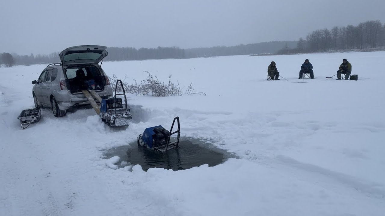 Мотособака тонет в наледе, не едет . Рыбалка с мотобуксировщиком 