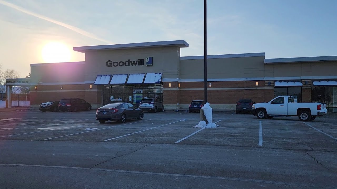 Goodwill vs. Salvation Army (Thrift Shopping) YouTube