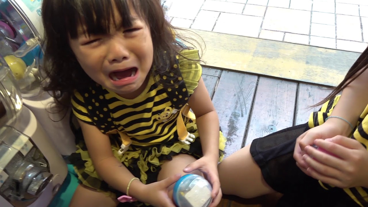 在義大扭蛋2，彤彤哭哭了。