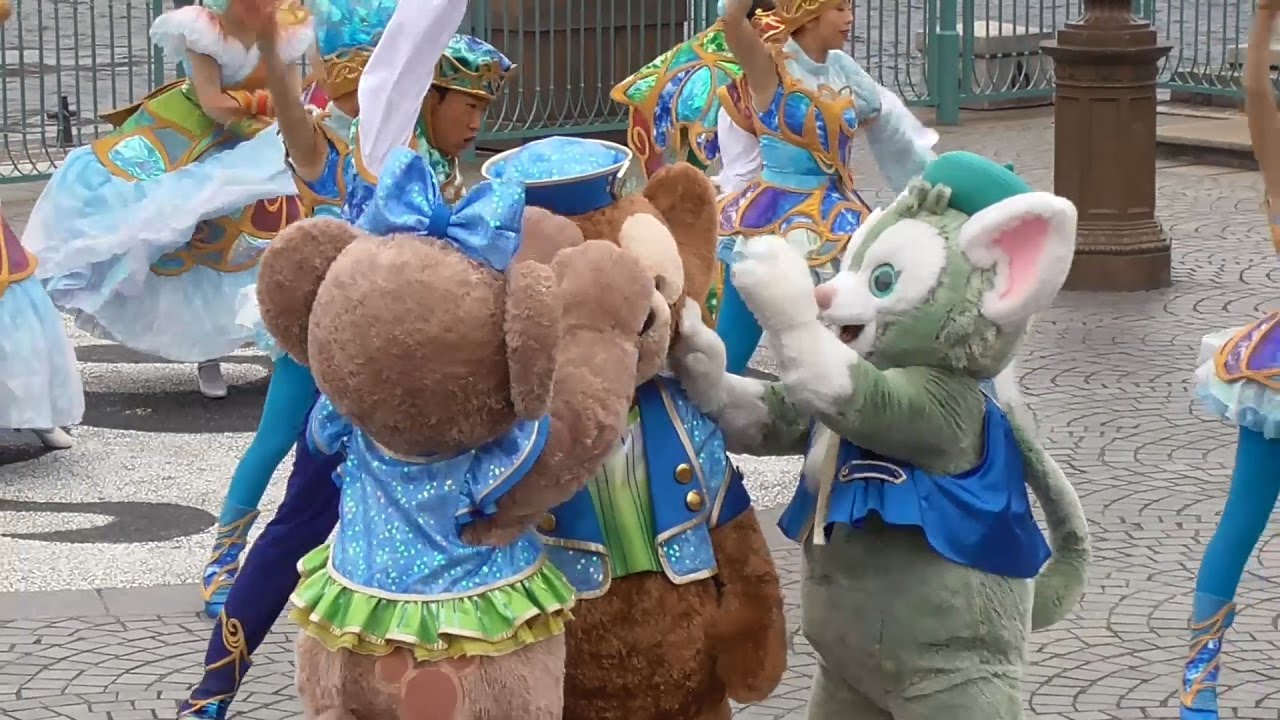 二人がかりで毛並みを整えてもらうダッフィー