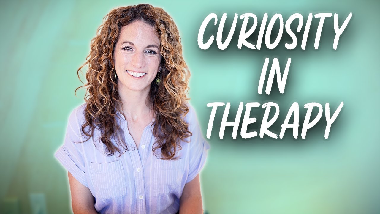 Важность сохранения любознательности в работе с клиентами в терапии.