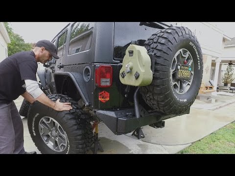 지프 랭글러 또는 4x4에서 예비 타이어를 의무로 회전하는 방법