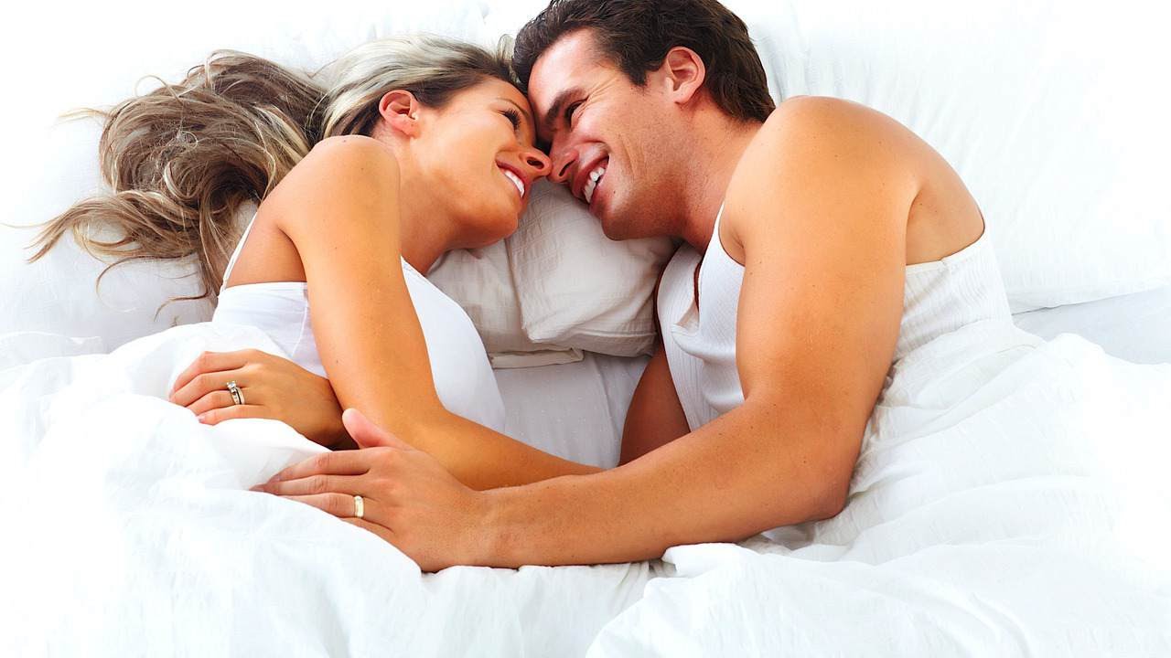 Пара в постели после успешного лечения у венеролога