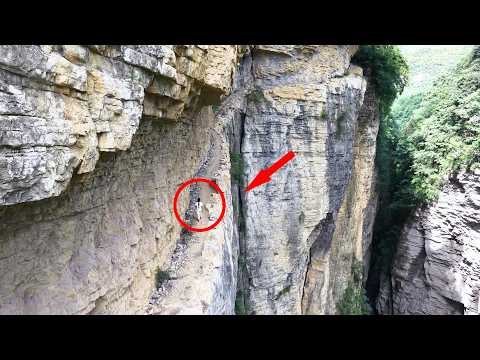 中国ロック　翻天覆地 In the mountains of Chongqing, a zipper road carved out of a