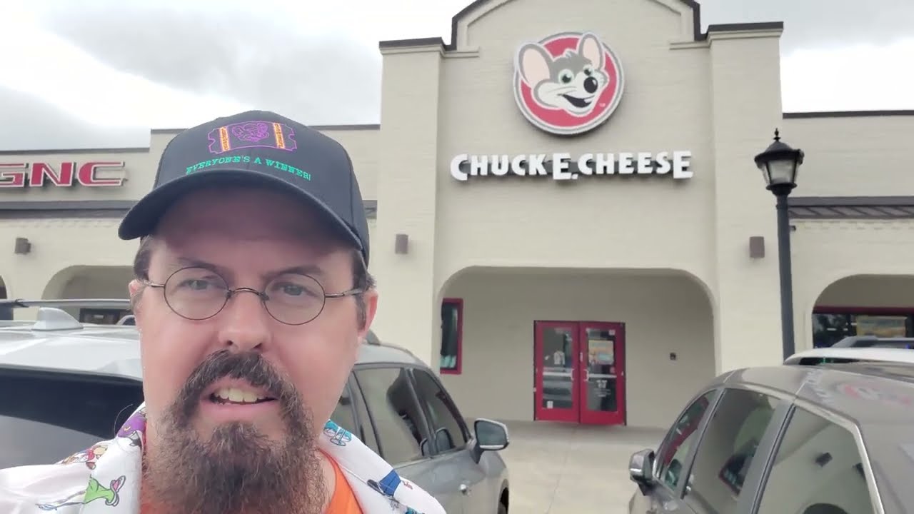 Смитти посещает магазин Chuck E Cheese RETRO в Пайнвилле для короткой экскурсии.