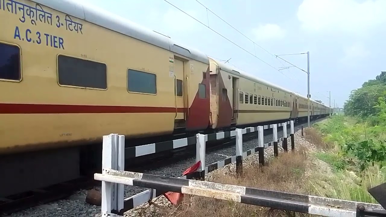 14231 Manwar sangam express arriving at final destination basti station.