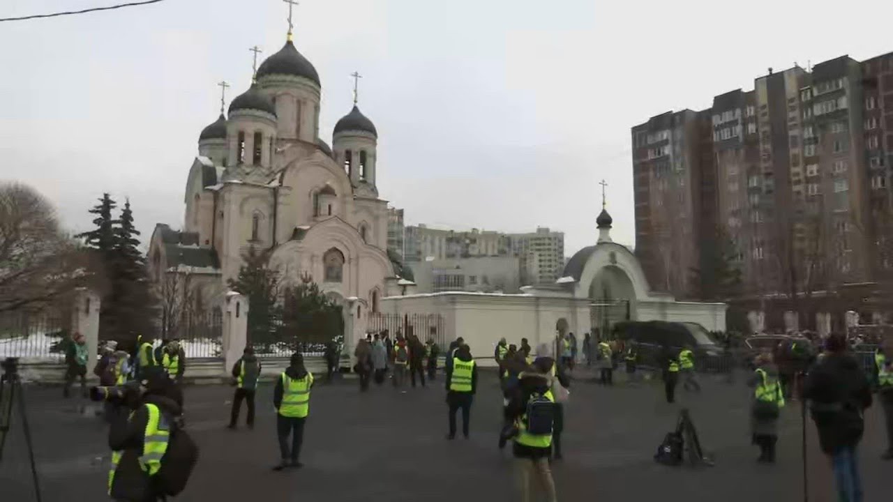 RUSHES Russia Navalny Funeral crowds 1 of 2 - YouTube