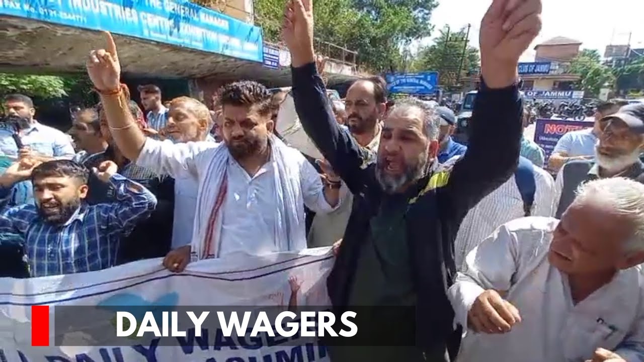 Daily Wagers Protest Demanding Regularisation, Minimum Wages