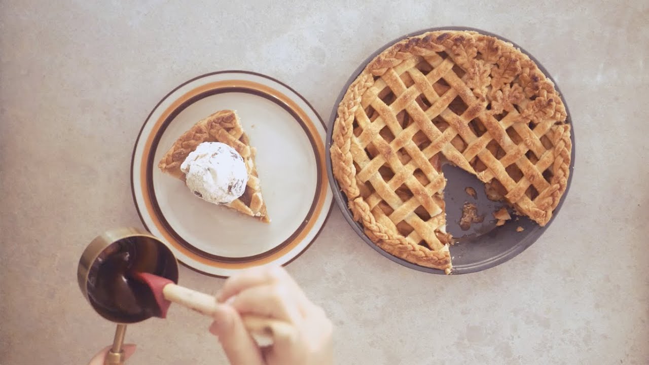 HOW TO MAKE CARAMEL APPLE PIE