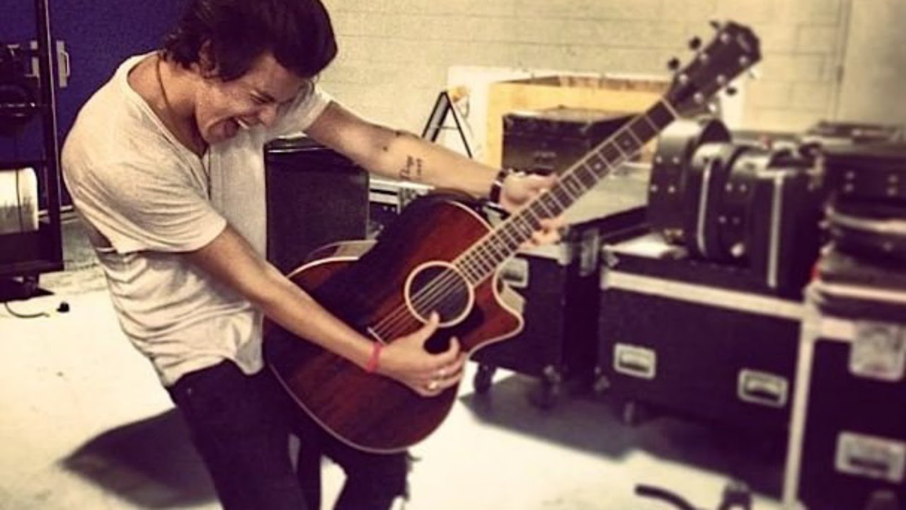 HARRY STYLES FREESTYLES TO MIDNIGHT MEMORIES