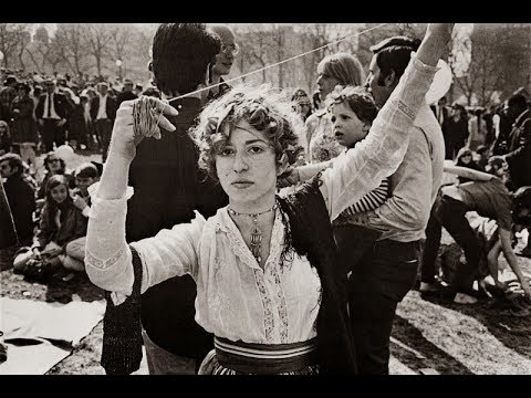 24 Amazing Black and White Photographs That Capture New York's Street Scenes in the 1960s