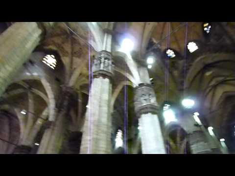 Milan - à l'intérieur de la cathédrale (Duomo) Milan - à l'intérieur de la cathédrale (Duomo)