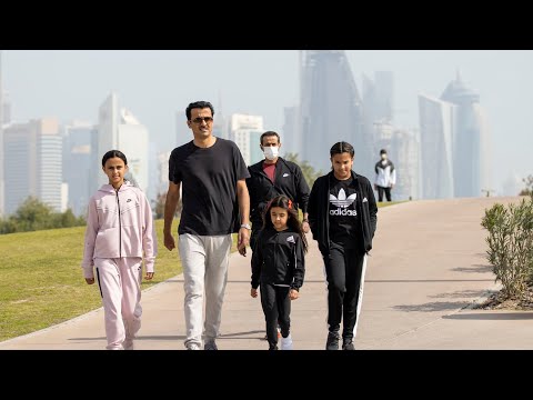 شاهد أمير قطر يمارس الرياضة صحبة بناته في شوارع الدوحة