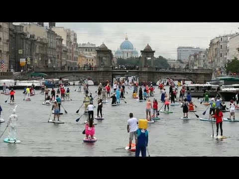 شاهد مهرجان فونتانكا لراكبي الأمواج يزخرف مياه سان بطرسبورغ القاتمة ويلبسها حلة مزركشة