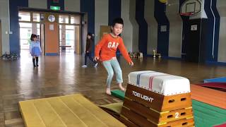 跳び箱のコツを覚えて縦飛びをする小学生 開脚飛びをスローモーションで撮影した動画