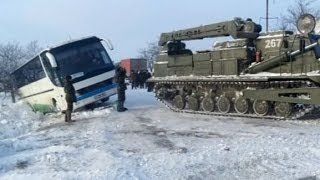 Автобус в кювете. Воен.тех. пришла на помощь. БАТ-2.