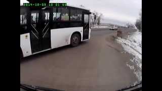 Алматы. Автобус высаживает людей прямо на перекрестке 20141203 1001