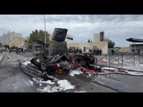 Video Francia, camion dei pompieri bruciato durante blocco licei a Marsiglia
