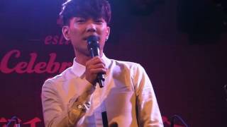 20161217許仁杰Stanly-聖誕音樂會-4.介紹下一首歌倔強(幸提供)