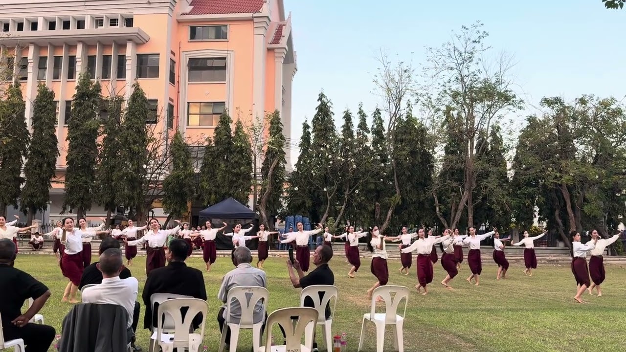 ซ้อมรำอาศิรวาทราชสดุดีโดยนาฏศิลปินกรมศิลปากรและครูวิทยาลัยนาฏศิลป