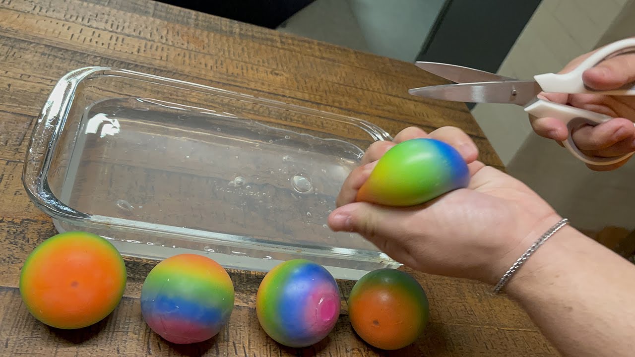 CORTANDO VÁRIAS STRESS BALLS COLORIDAS E SATISFATÓRIAS NO SLIME TRANSPARENTE!!!