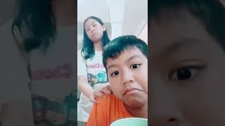 anak ini nari tapi gak di pedulikan ayah nya..