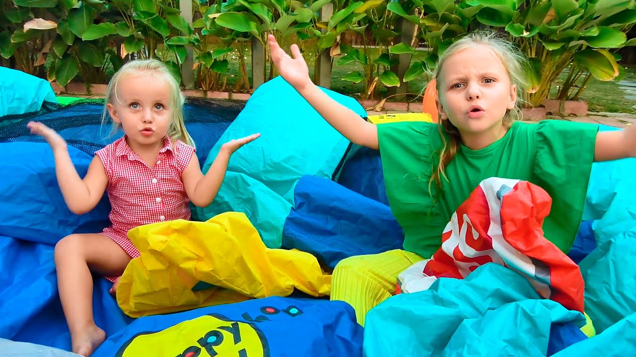 Big Ballon Backyard water balloons game with Alice and Dad YouTube