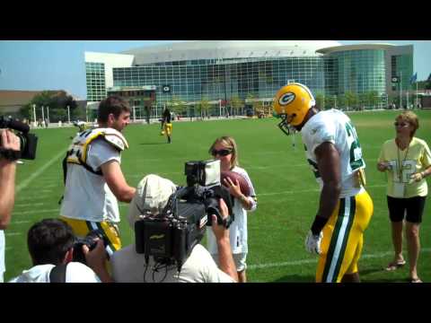 Aaron Rodgers & Ryan Grant Teach Anna How to Be a ...