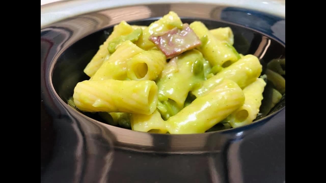 MACCHERONI CON FAVE, GUANCIALE E PECORINO