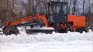 Автогрейдер ГС-14.20П в поле на рыхлом снегу (ч.2)(Ссылка на наш сайт - http://www.motor-grader.com/ Автогрейдер среднего класса ГС-14.20П на базе УРАЛ с подключаемым передни..., 2017-02-26T12:03:43.000Z)