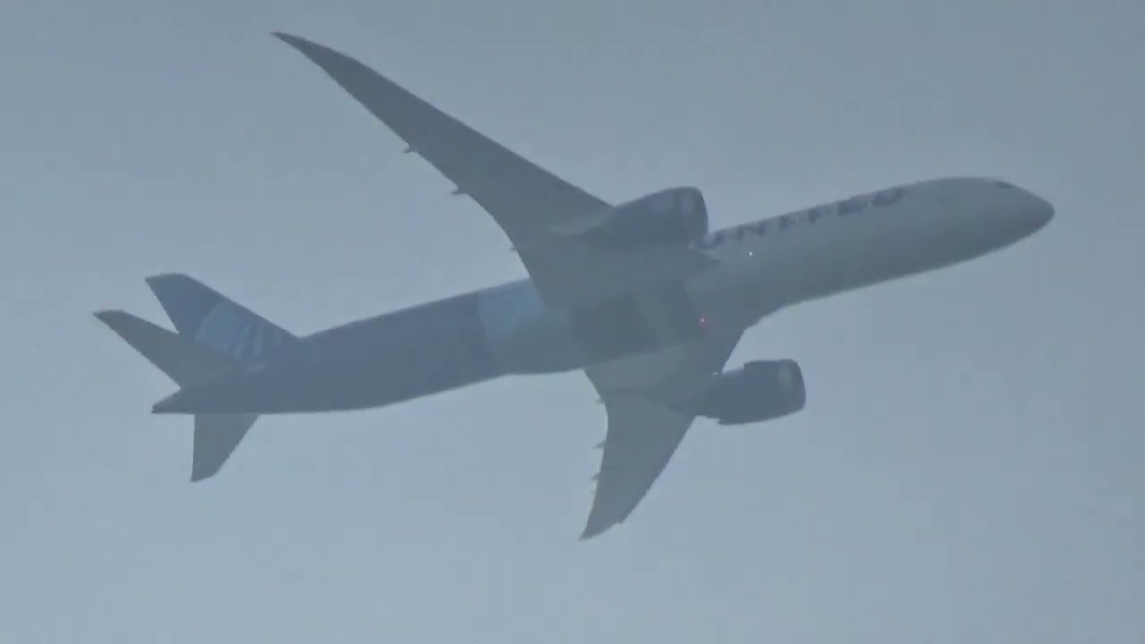 Unites Airlines B787-9 N24988 UA27 descending Past Great Hollands