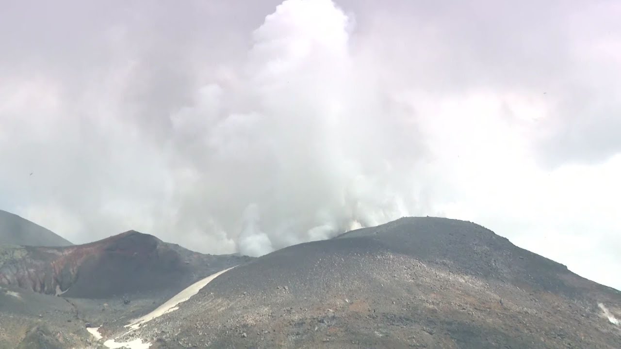岩山の対峙 Mt. Tokachi] Volcanic alert level raised to 