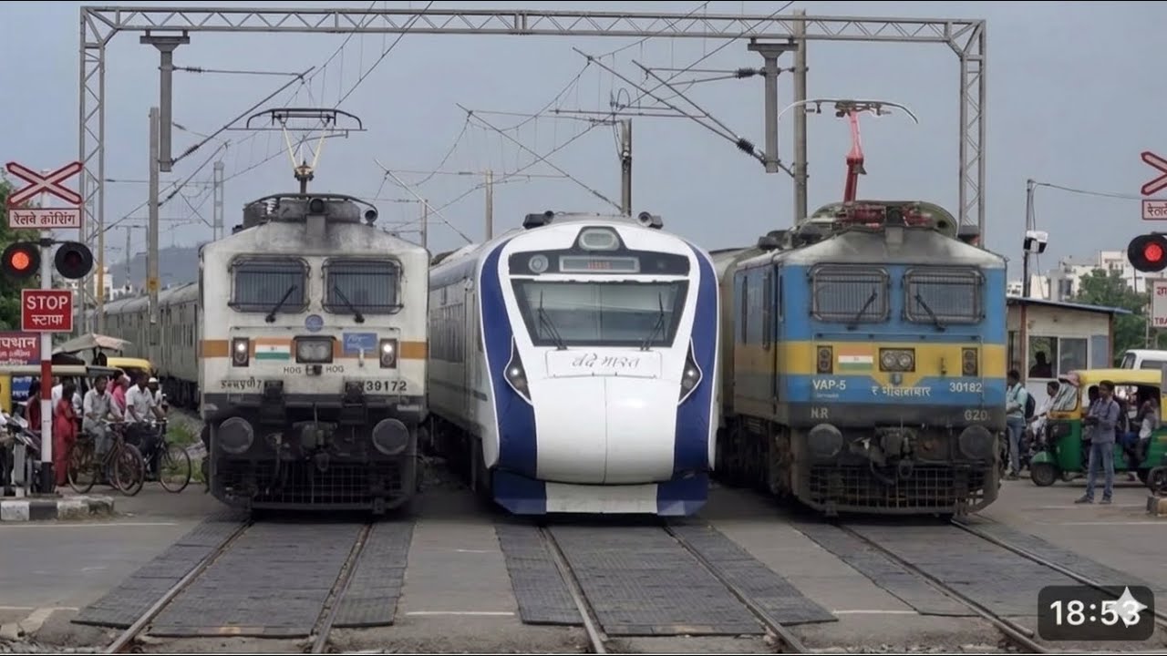 PERFECT RAILGATE CROSSING TRAINS COMPILATION AT RAILWAY GATE | Mohanlalganj Railway Crossing 