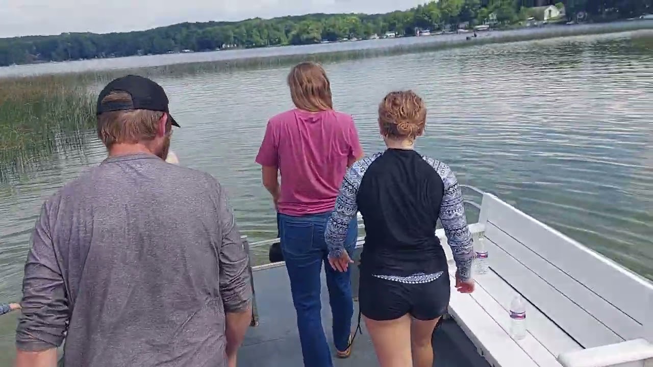 Bayley "loves" 😡 to swim. 