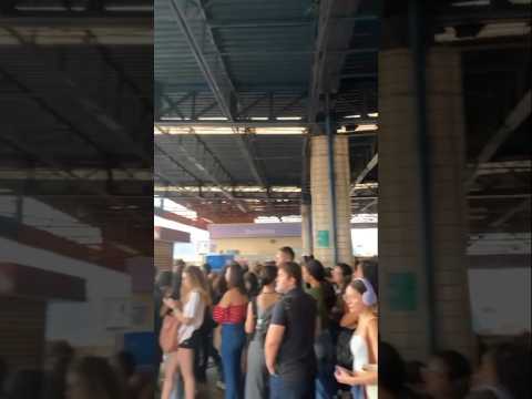 Passageiro mostra a